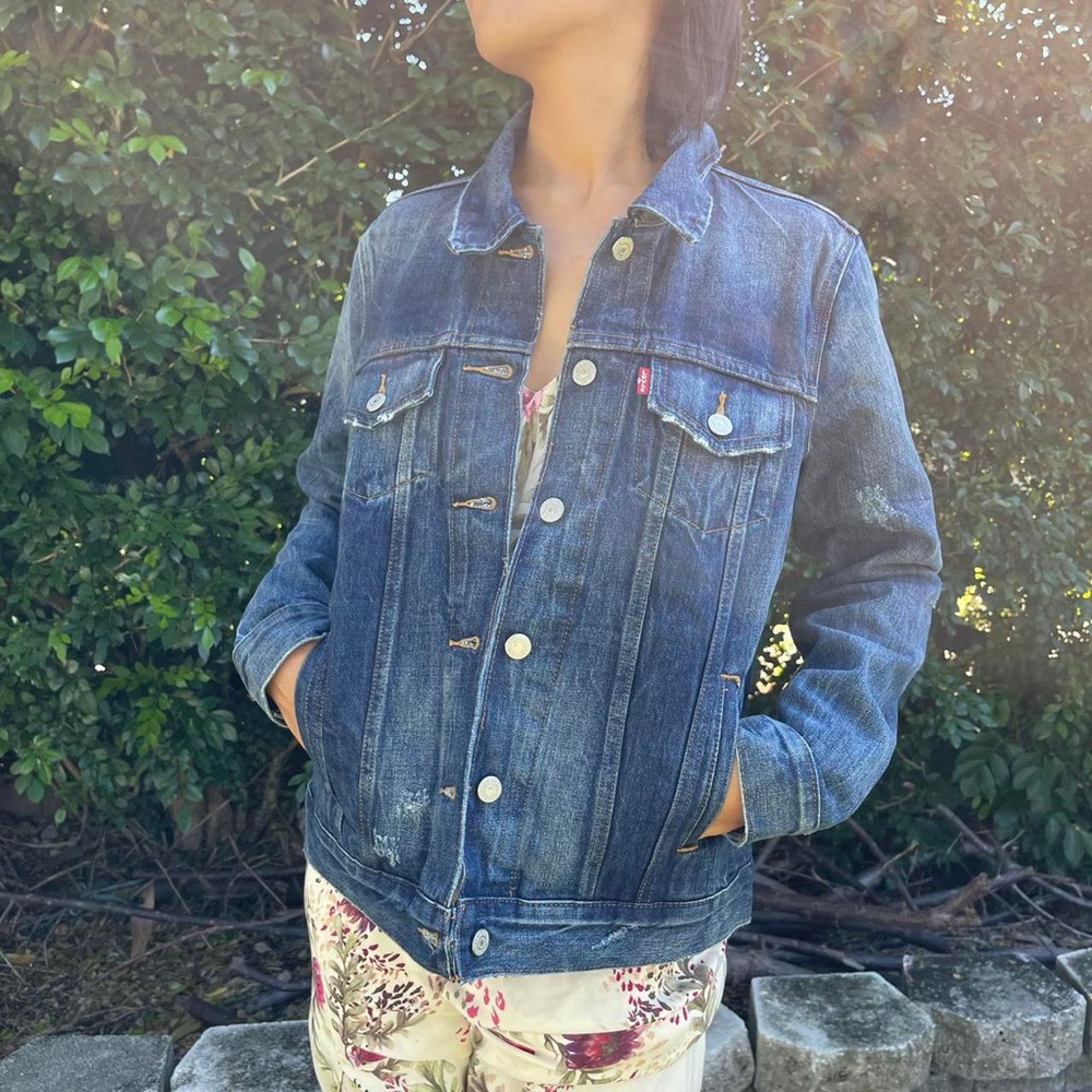 Levi’s Women’s Denim Jacket size Medium in excellent condition